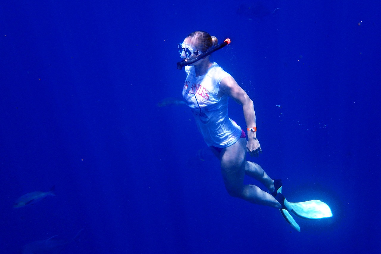 Schnorcheln in der Ostsee: 5 Tipps 1 a woman in a snorkeling mask underwater